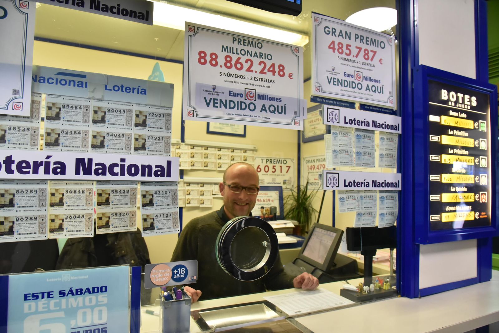 Juegos de azar en una administración de lotería.