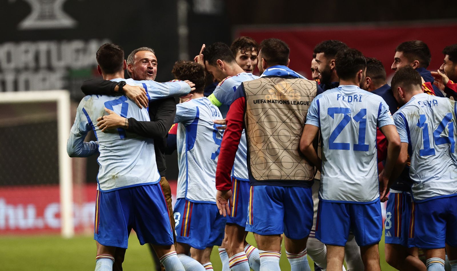 Morata abraza a Luis Enrique tras su gol junto a todos los componentes de la selección.