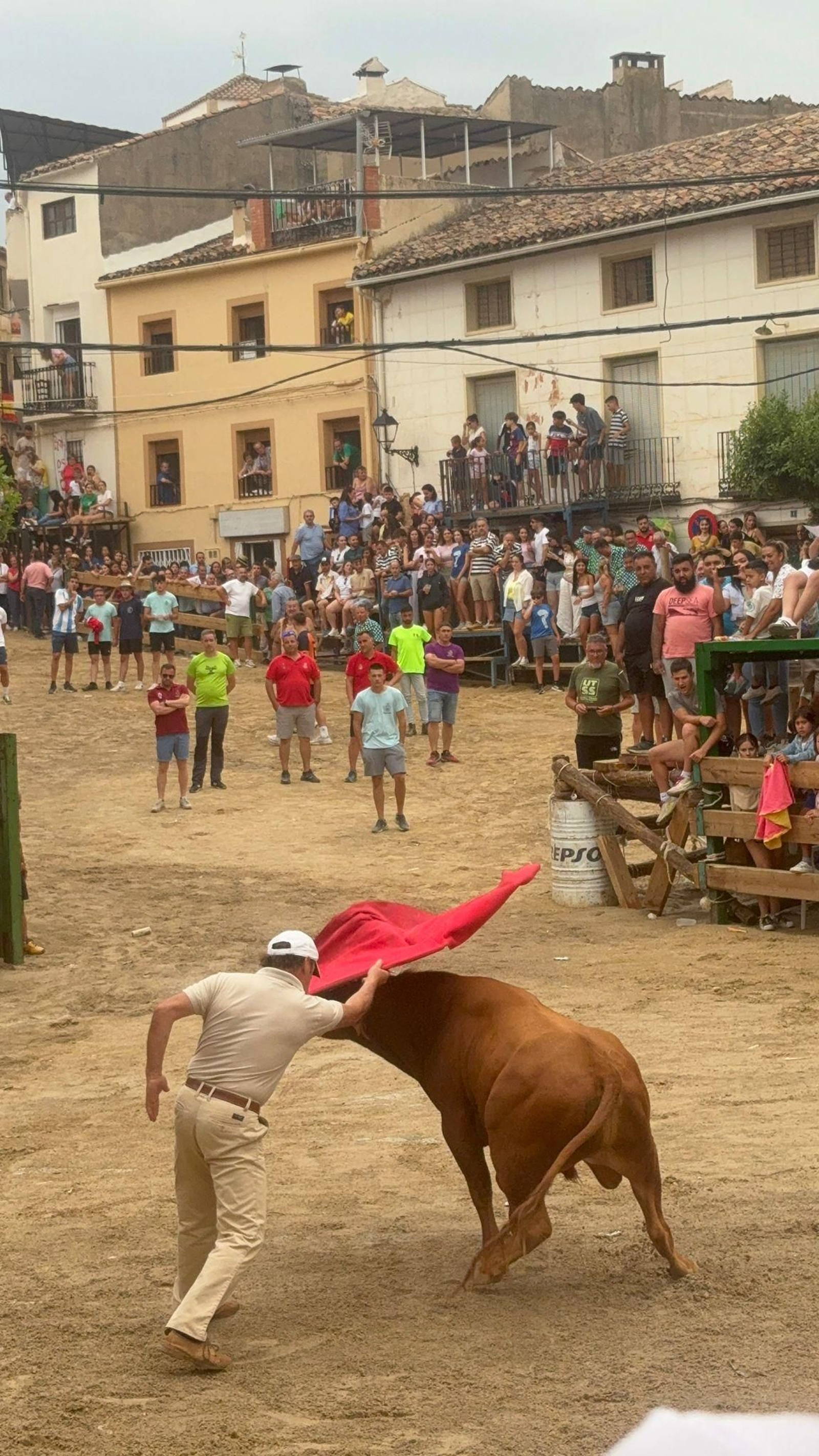 Saltos y fintas de vértigo en los encierros de Santiago de la Espada, en imágenes
