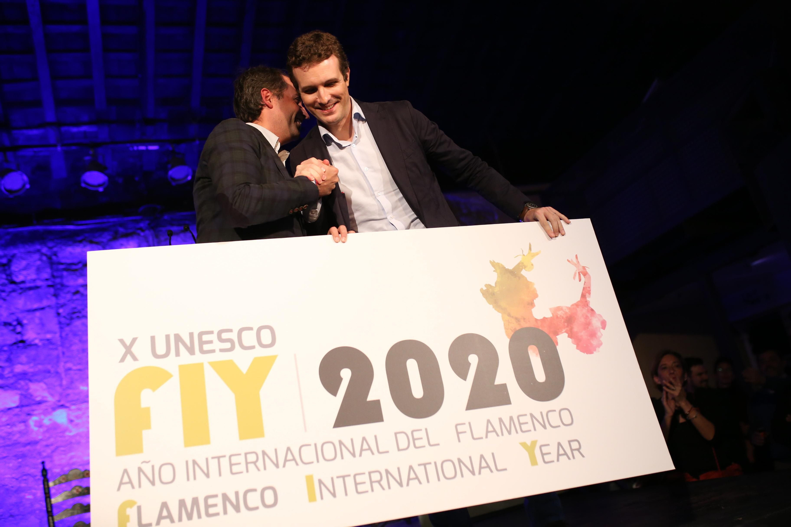 Pablo Casado y Antonio Saldaña, con el lema del proyecto. Pablo Casado y Antonio Saldaña, con el lema del proyecto.