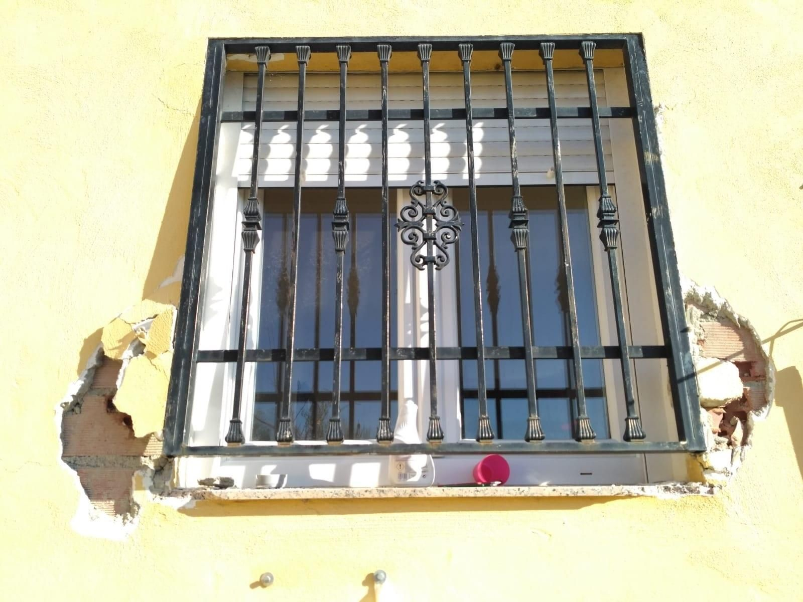 Las viviendas han sufrido diversos daños materiales durante el robo