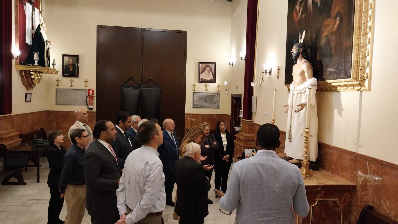 La alcaldesa reza un Padrenuestro ante Jesús Despojado