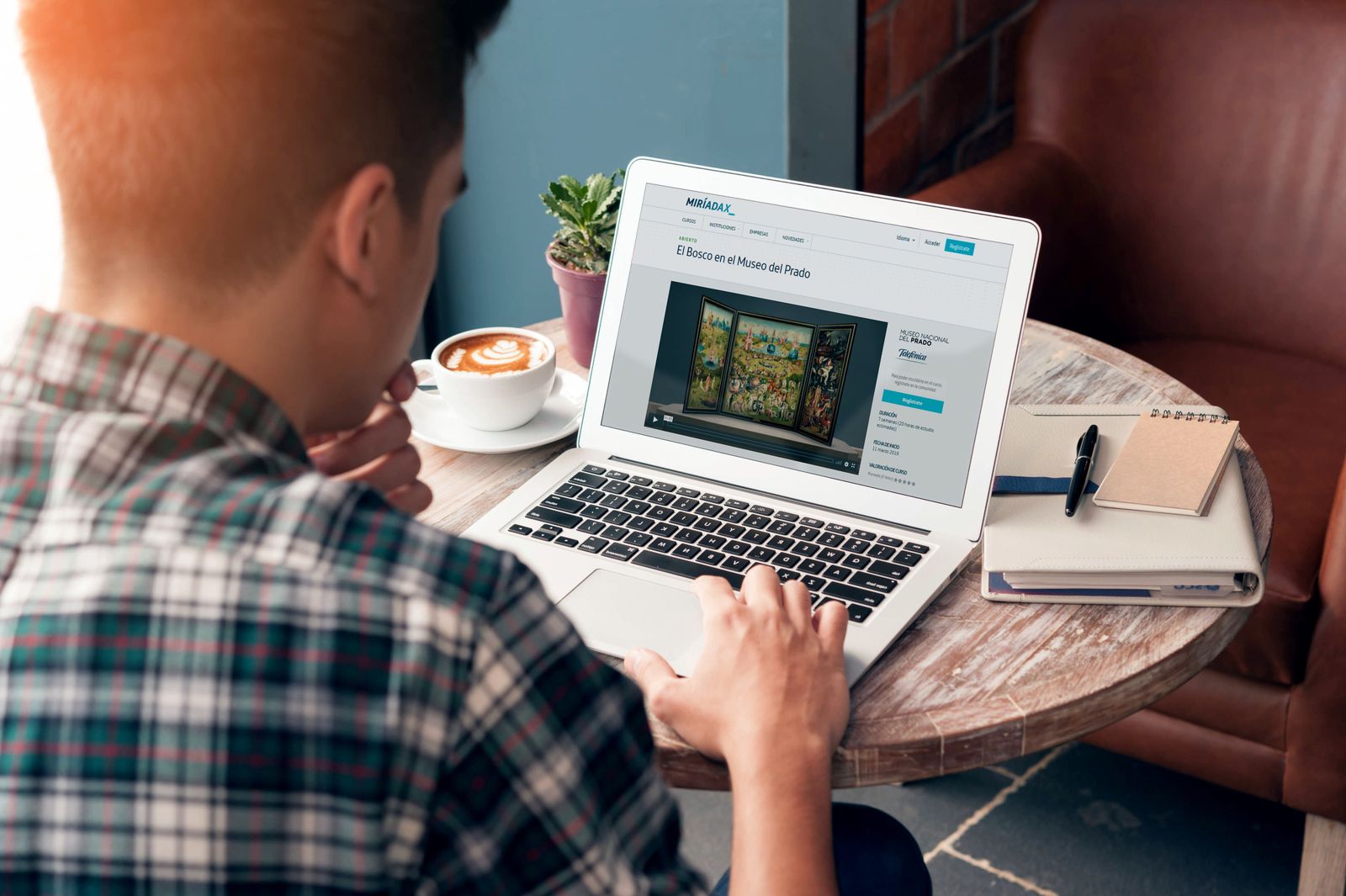 Un joven se registra en el nuevo curso de Miríadax sobre El Bosco.