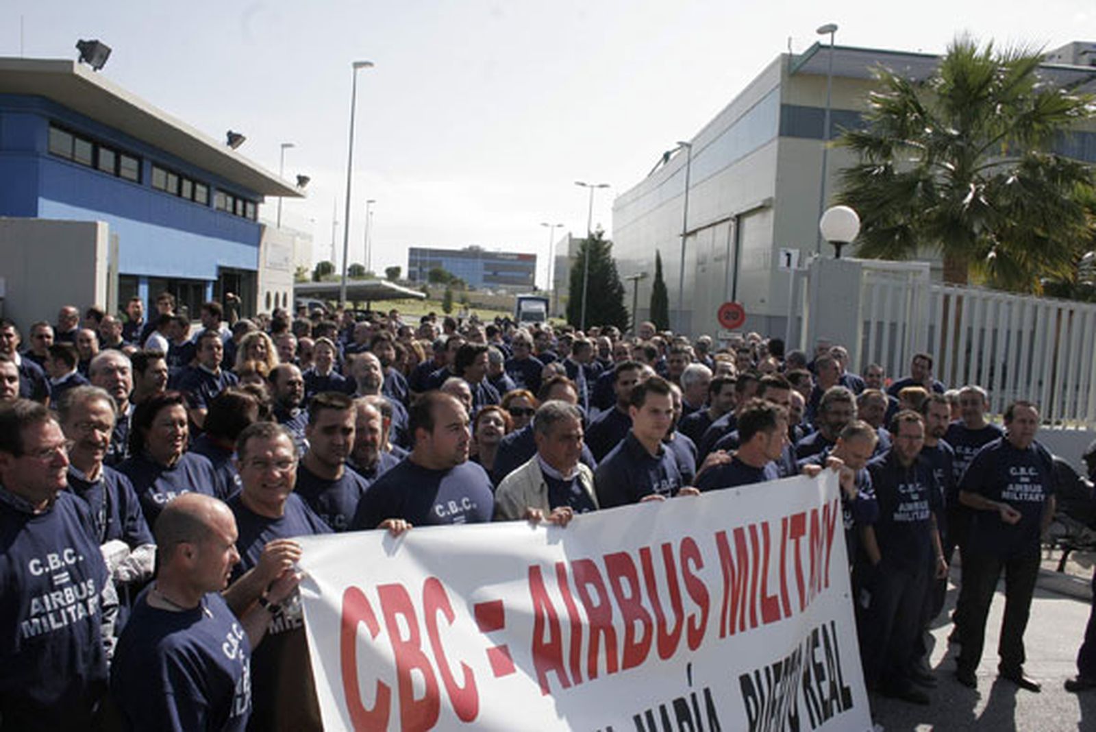 Trabajadores de Airbus Military se concentran a las puertas de la factoría