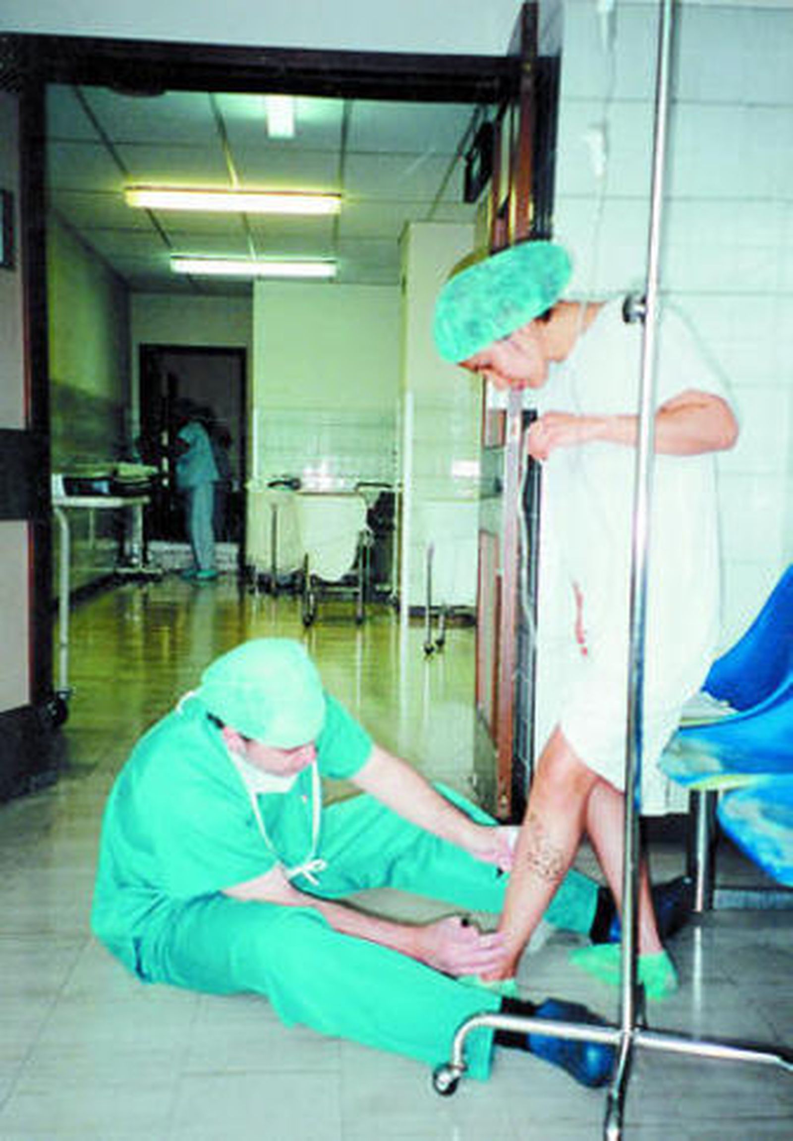 Una paciente se prepara para una operación de varices.