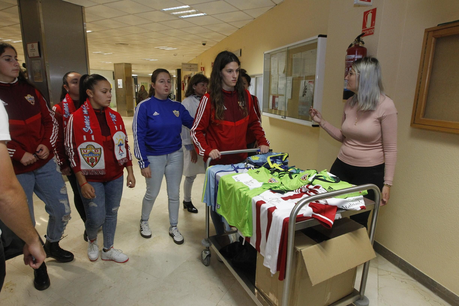 Fotogalería visita jugadores U.D. Almería Hospital Torrecárdenas