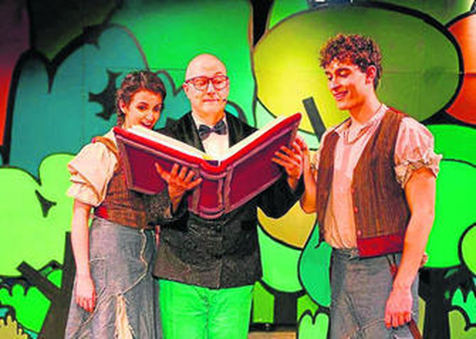 El actor nominado, Alex Parra, situado a la derecha junto a sus compañeros de reparto en la obra 'Hansel y Gretel'.