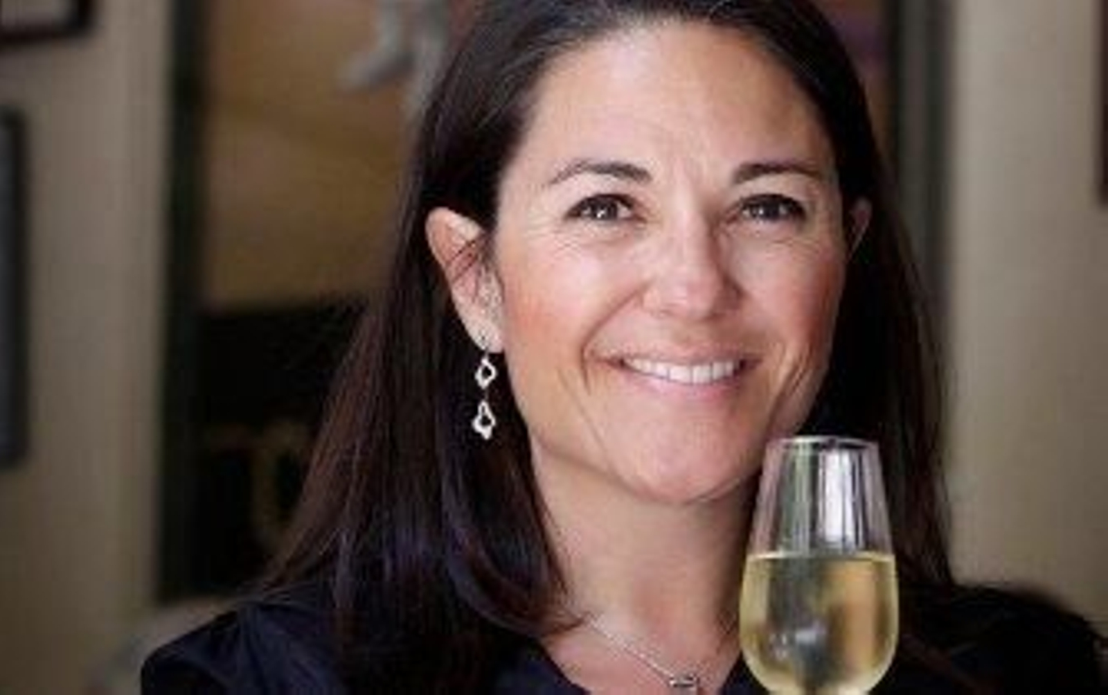 La promotora de la Sherry Week, experta en marketing digital y apasionada de los vinos de Jerez, Chelsea Anthon, con una copa de fino.