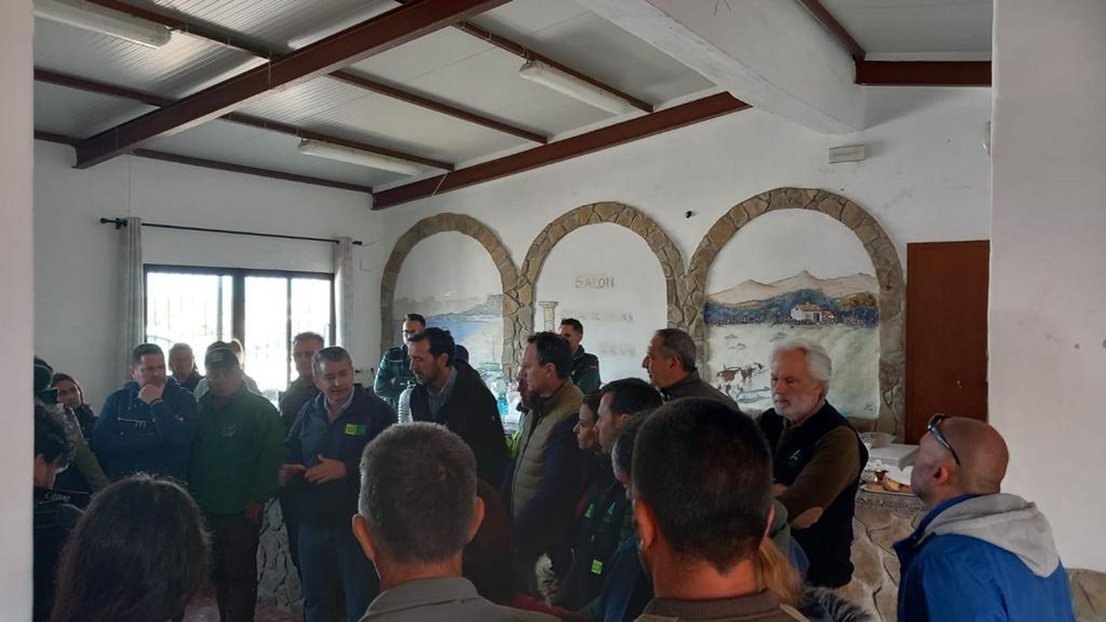 El consejero de Interior, Antonio Sanz, informa a los vecinos desalojados de El Chaparral.