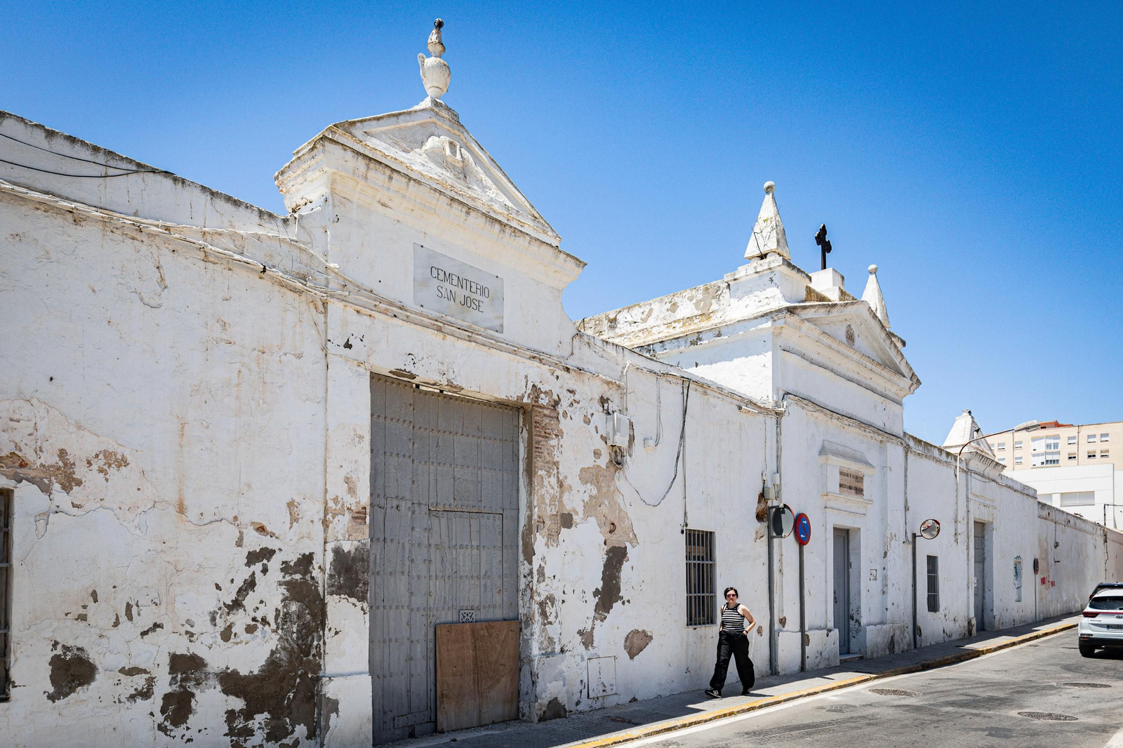 Portada del clausurado cementerio de San José de Cádiz.