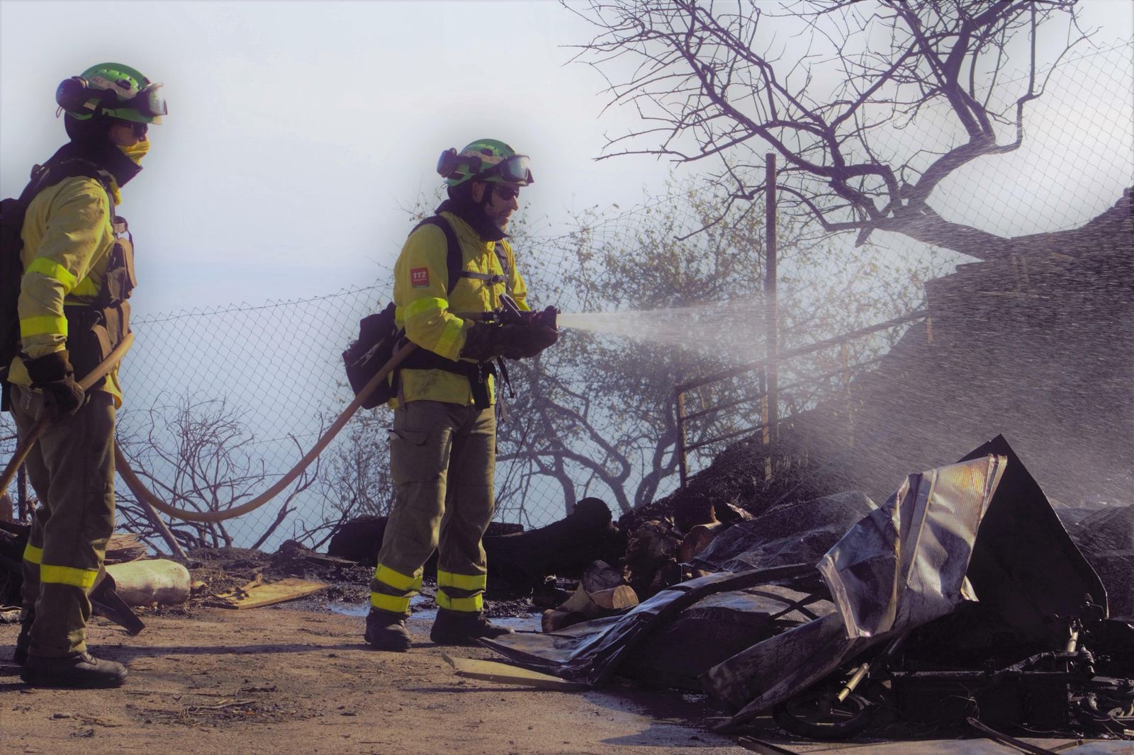 Efectivos del Infoca trabajan en la extinción del incendio declarado en el paraje Loma del Gato, entre Almuñécar e Ítrabo.