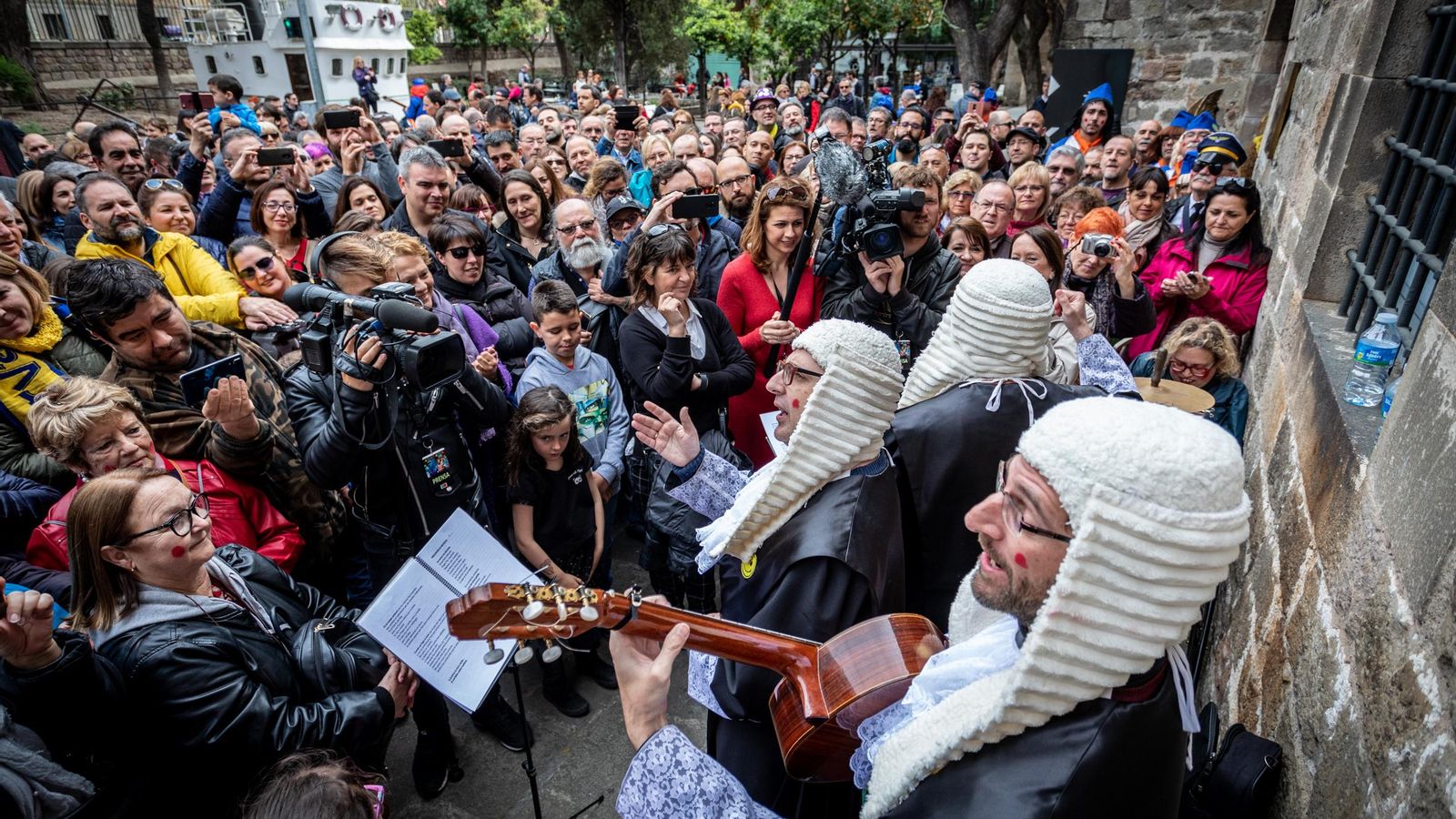 La chirigota 'Los del perchero' cantando ante el Museo Marítimo de Barcelona. La chirigota 'Los del perchero' cantando ante el Museo Marítimo de Barcelona.