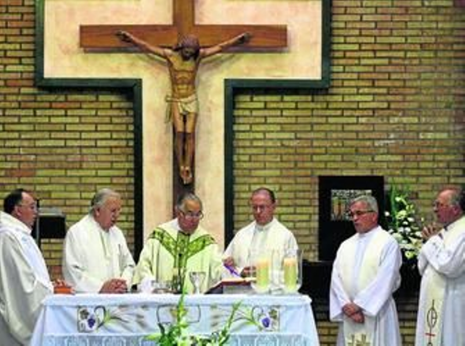 Un momento de las bodas de oro celebradas ayer en la parroquia de San Antonio.