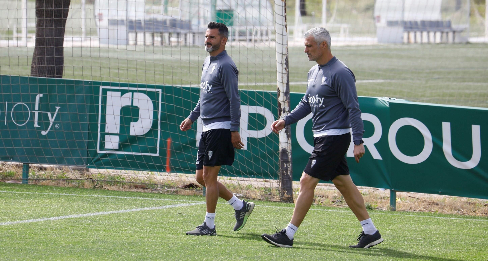 Iván Ania dialoga con su segundo César Negredo en la Ciudad Deportiva.