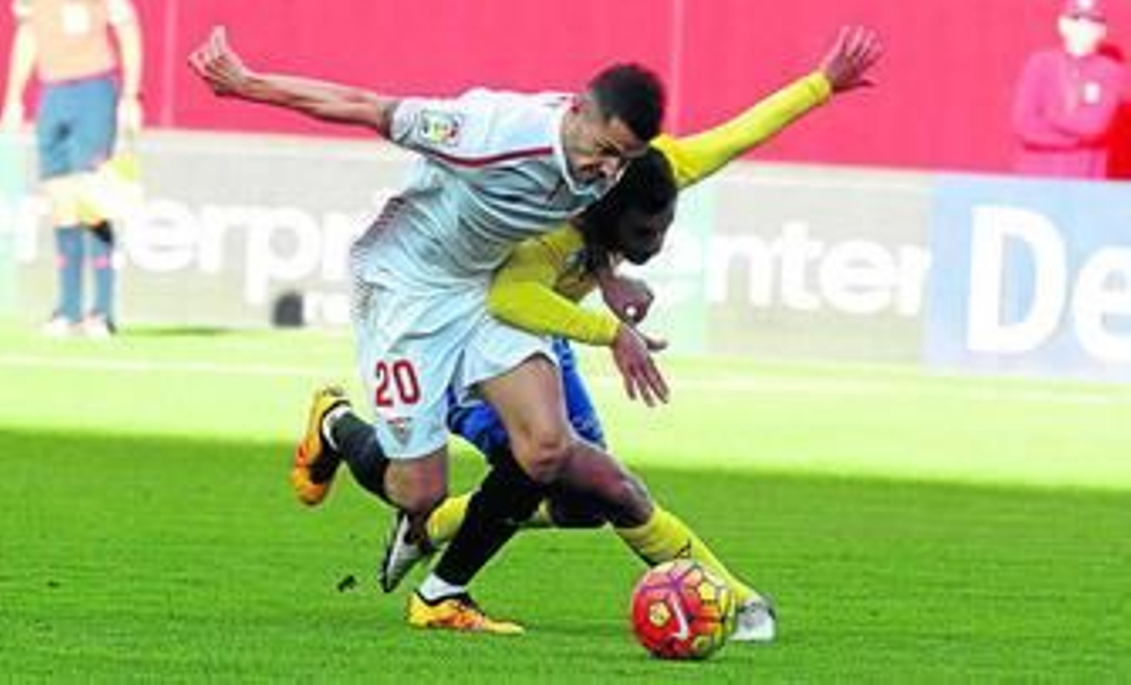 Vitolo se escapa de Hernán en una de las acciones que sirvieron para darle definitivamente la vuelta al sentido del partido.