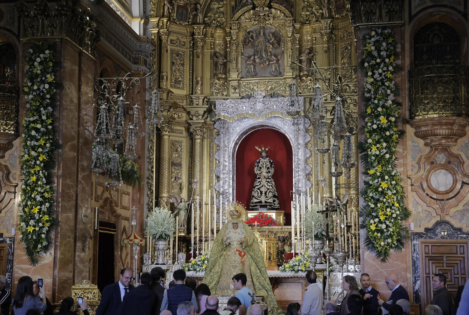 Todas las imágenes de la Macarena preparada para recibir la Rosa de Oro