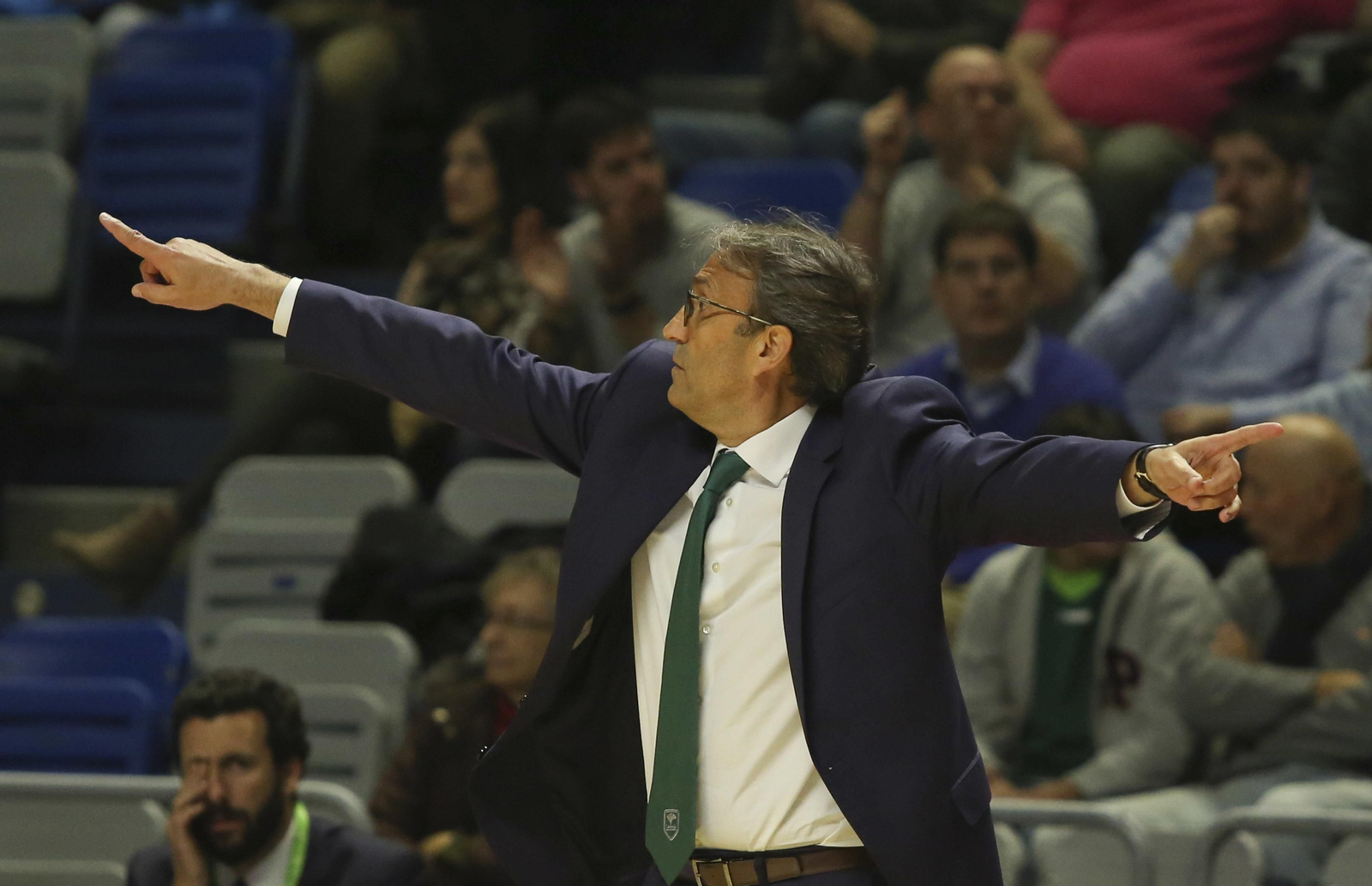 Luis Casimiro da instrucciones en el partido.