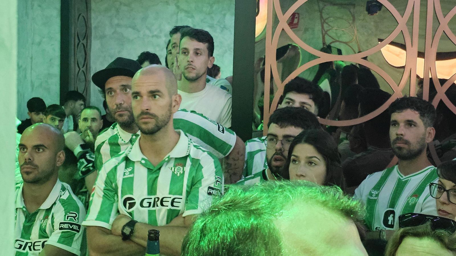 Así vivieron los béticos de Algeciras la final de la Conference League contra el Chelsea en el Botanic