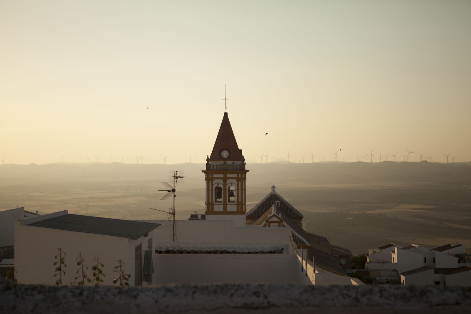 Vista de Teba con su vega al fondo.