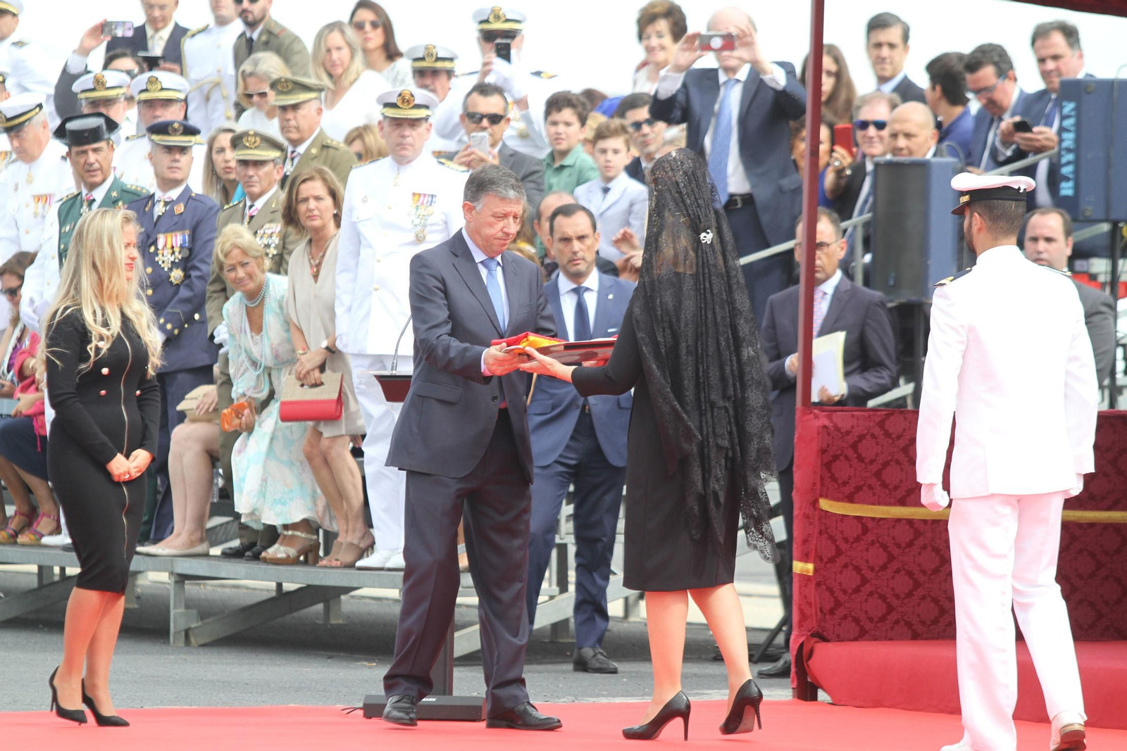 Entrega de la bandera de combate a la fragata Cristobal Colón