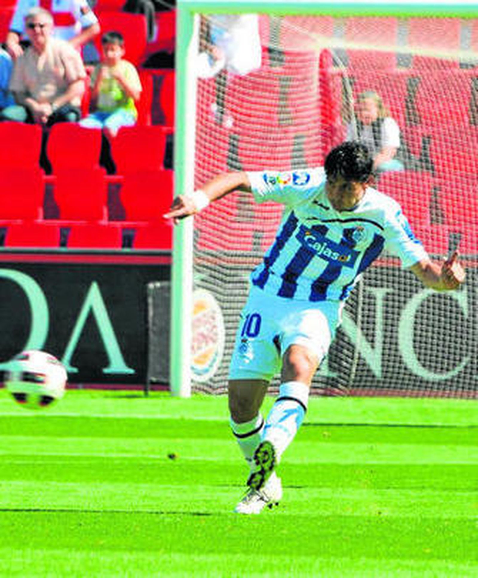 Jesús Vázquez golpea el balón en el partido contra el Huesca.