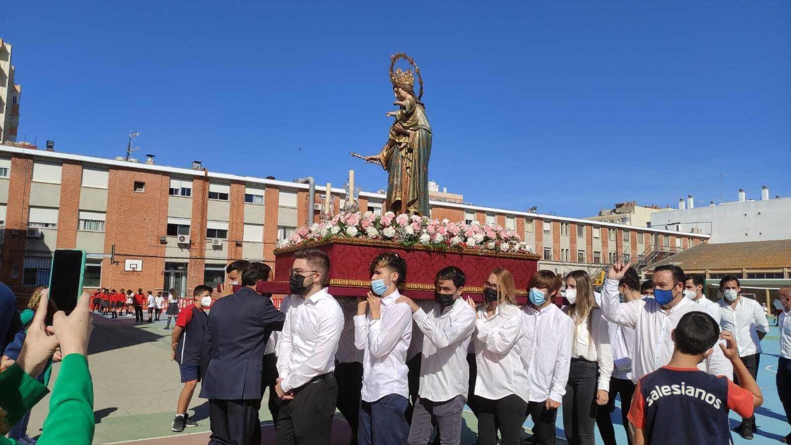Un momento del traslado de María Auxiliadora al pabellón de Salesianos.