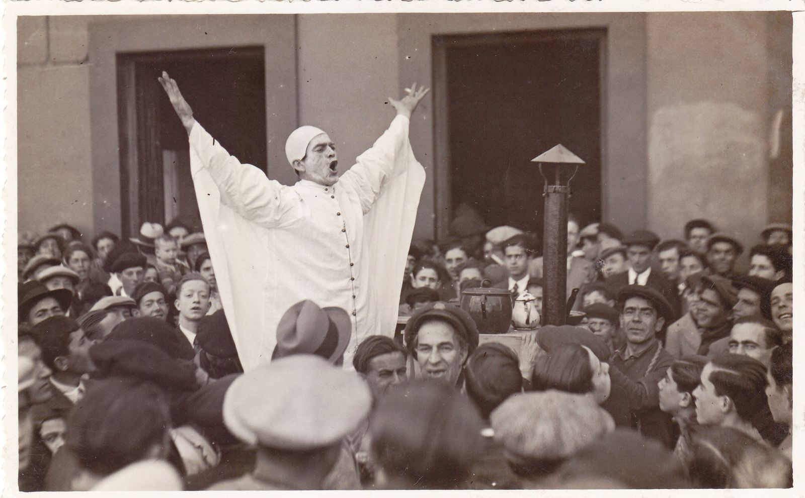 'Belicas' ofreciendo un discurso en el cuarteto 'Las almas del otro mundo' en el Carnaval de 1935.