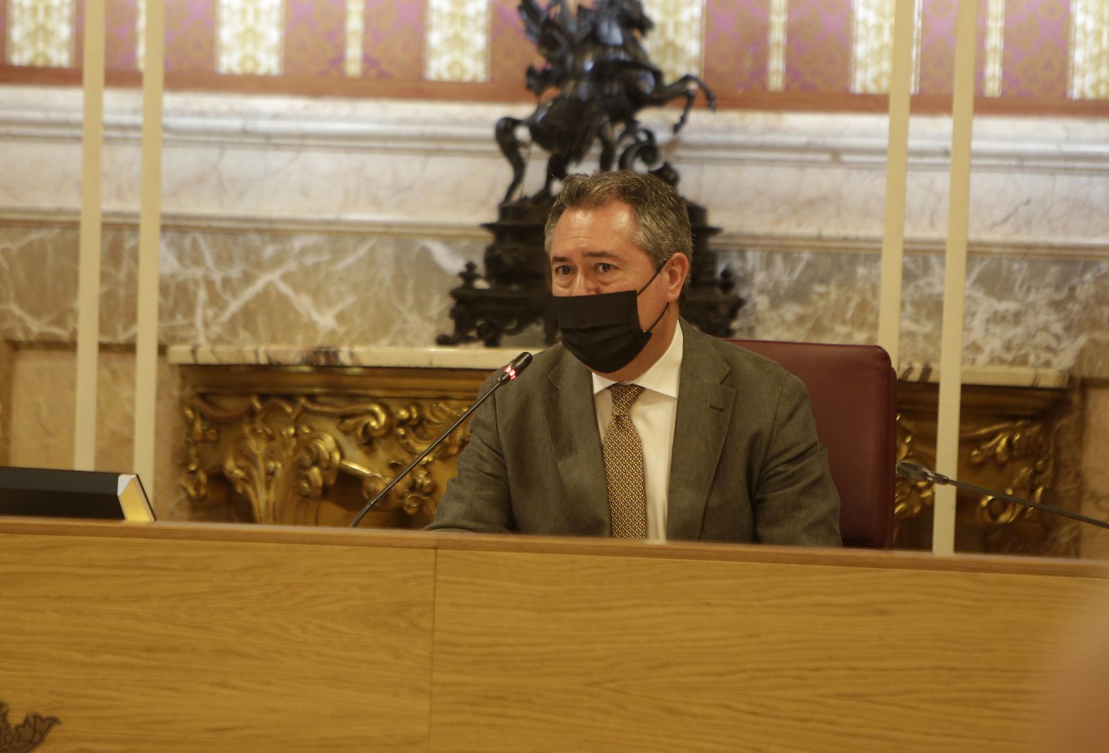 El alcalde Juan Espadas, con gesto cansado, durante el pleno extraordinario del debate sobre el estado de la ciudad.
