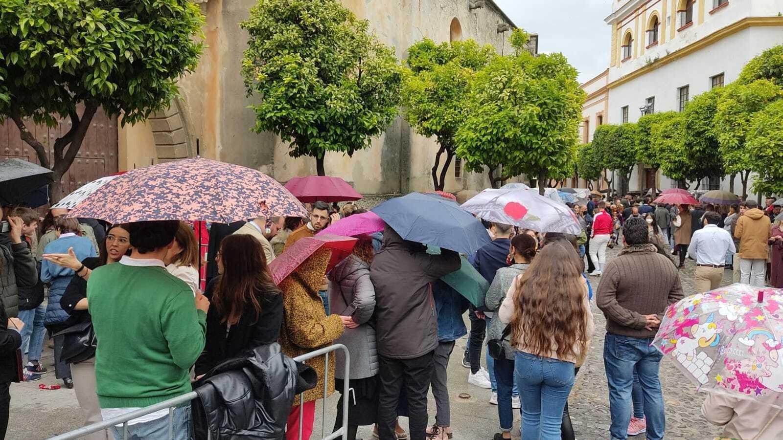 Público a las puertas de la Iglesia de San Marcos.
