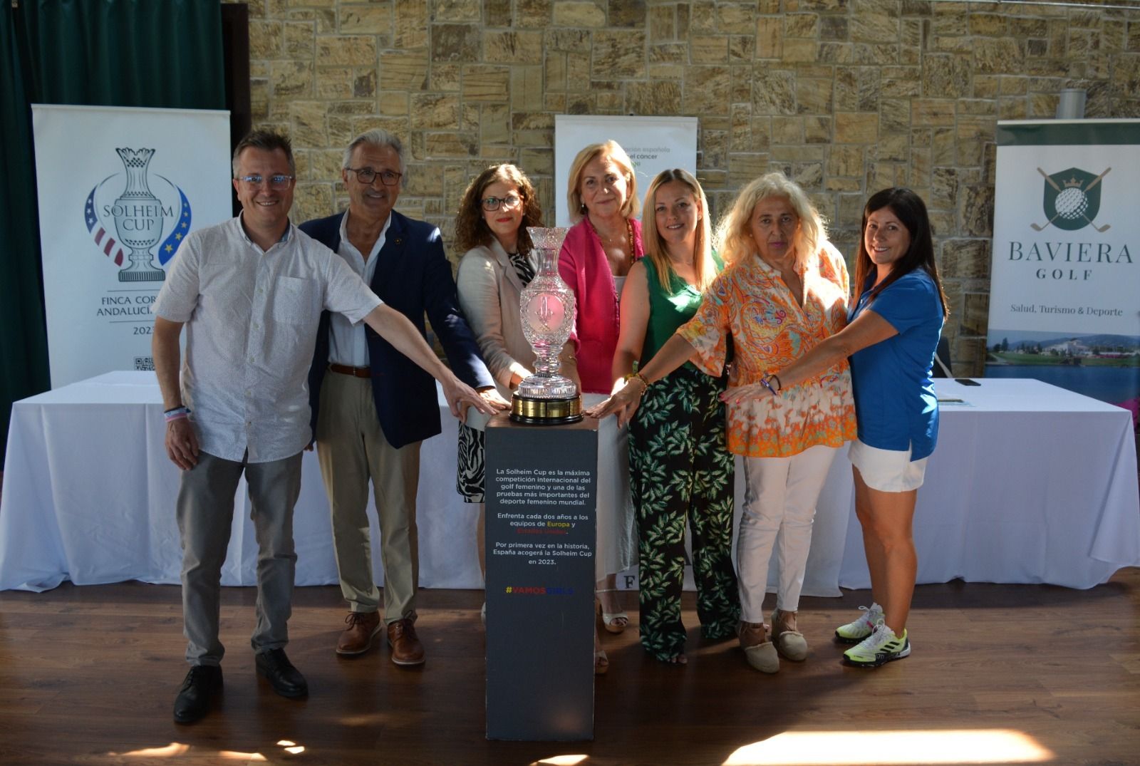 Los concejales de Salud y Servicios Sociales en funciones, Javier Rodríguez y Daniel Rivas; el alcalde en funciones, José Alberto Armijo y el equipo de la AECC