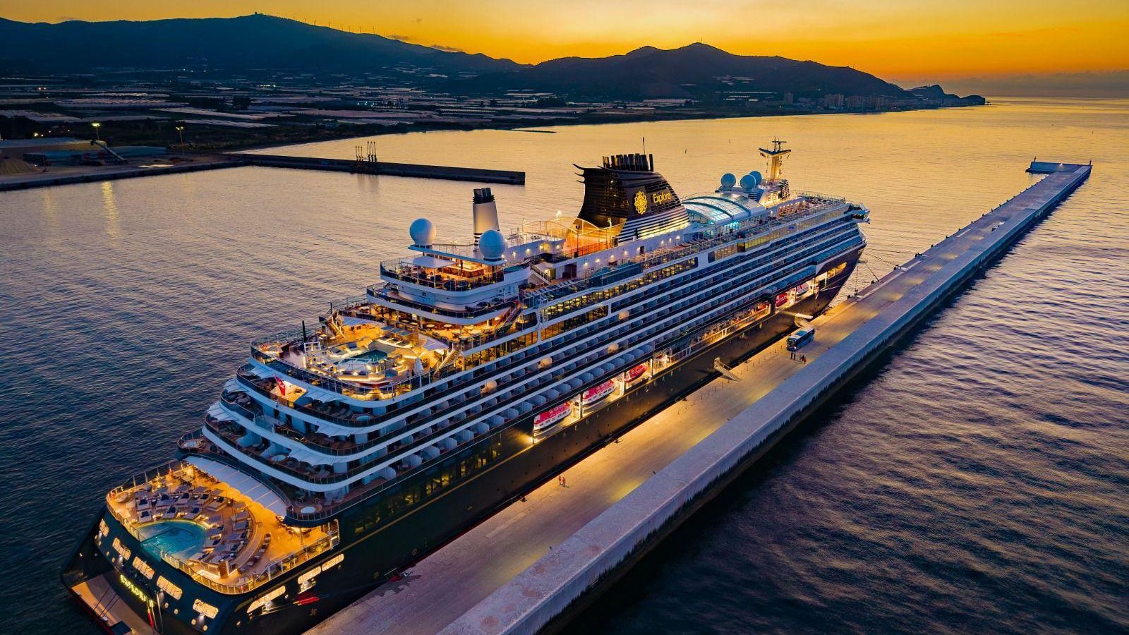 El crucero Explora II atracado en la dársena granadina