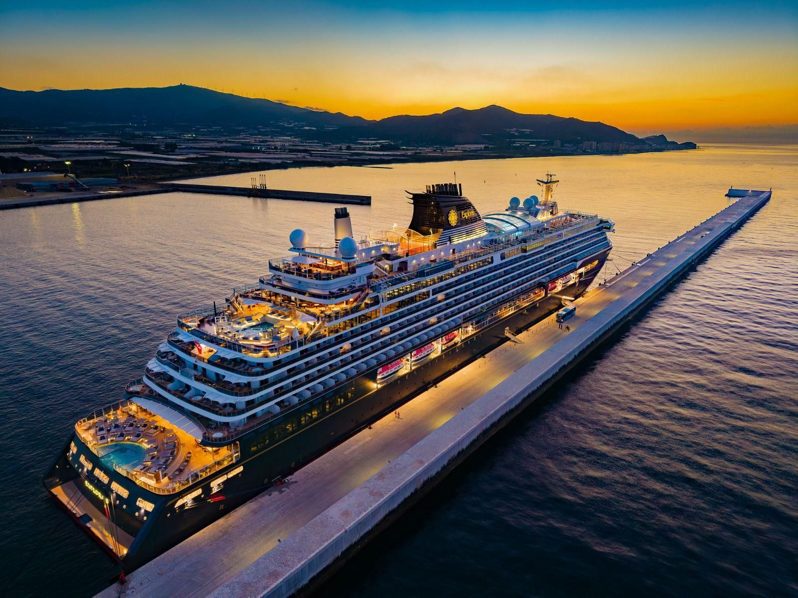 El Explora II atracado en la dársena granadina