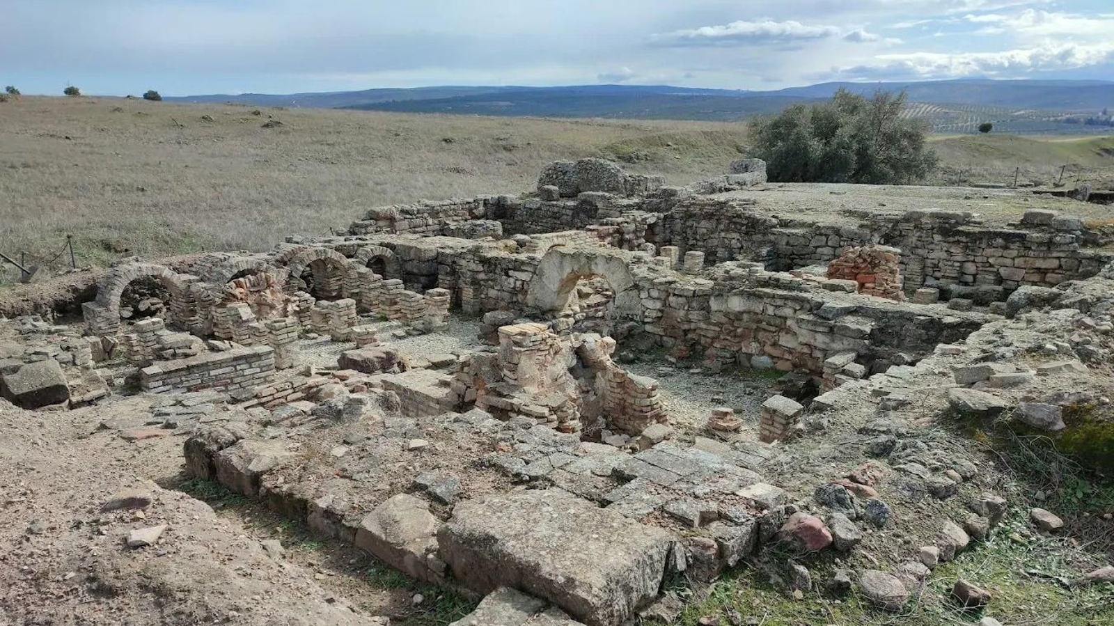 Restos del yacimiento arqueológico de Cástulo.