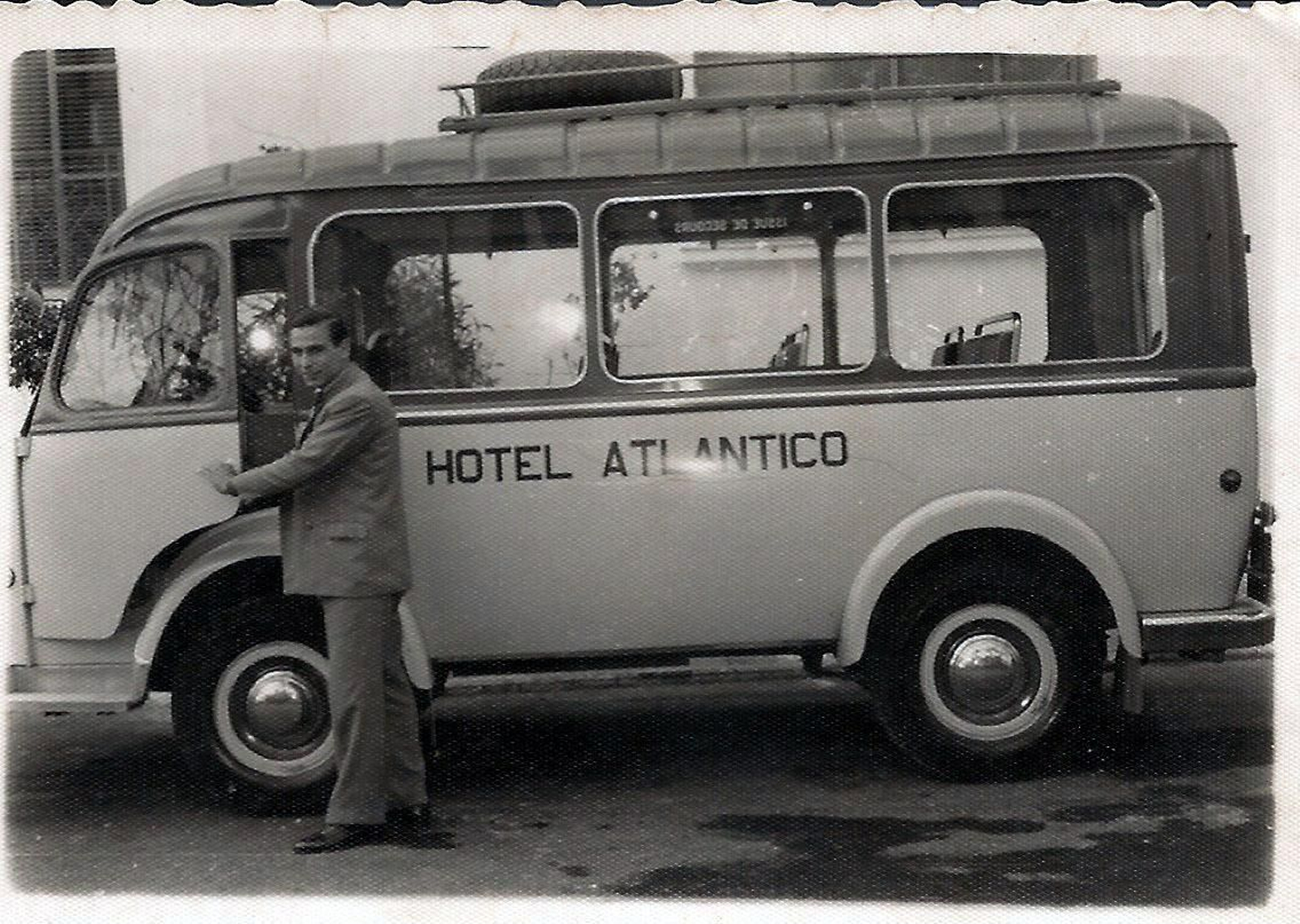 Pedro fue uno de los pioneros conductores de microbús en el antiguo Hotel Atlántico trasladando a artistas, políticos y empleados de la base de Rota.