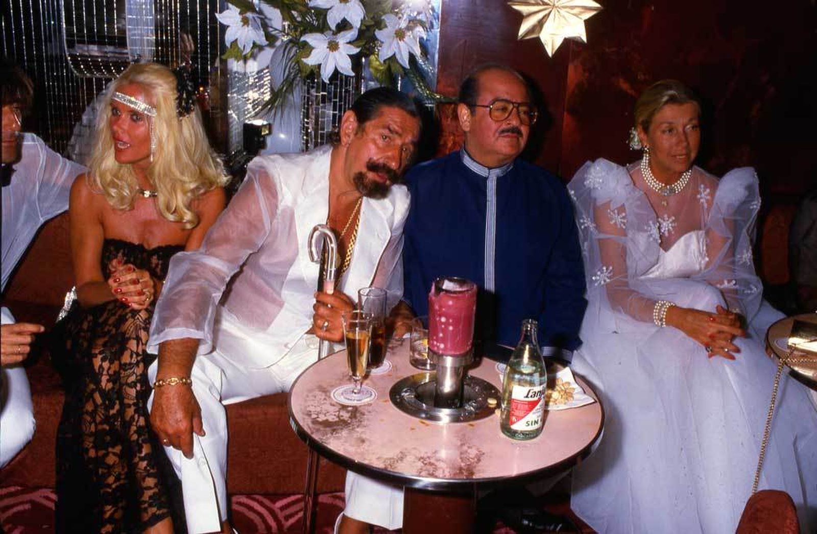 Khashoggi en una fiesta con la 'jet' marbellí.