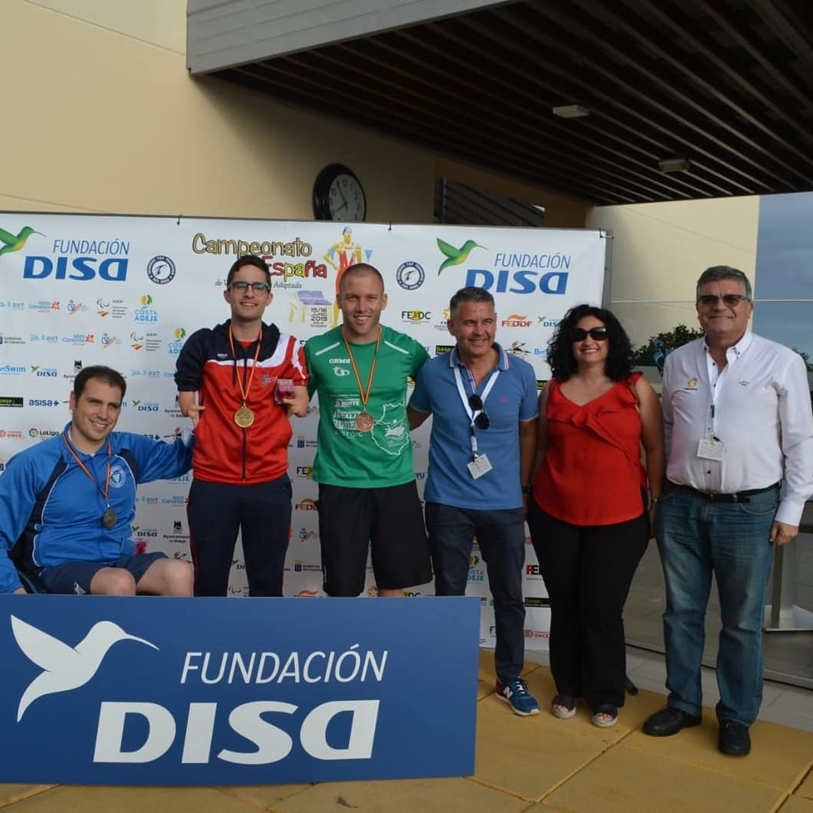 David Sánchez -a la izquierda-, con su medalla