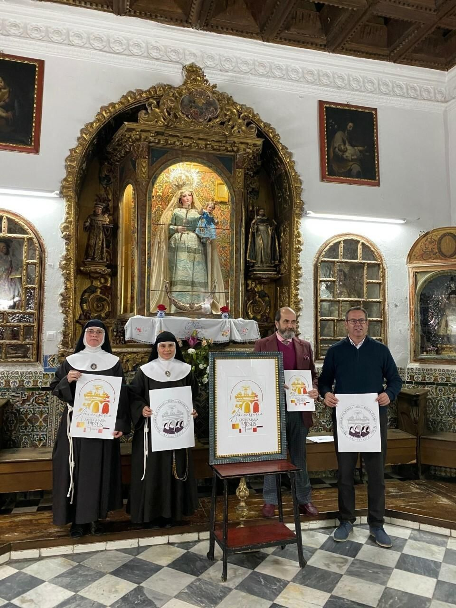 La hermana María José; la madre abadesa Lucía; Antonio M. Lebrero, comisario de los actos; y el diseñador José Manuel Peña.