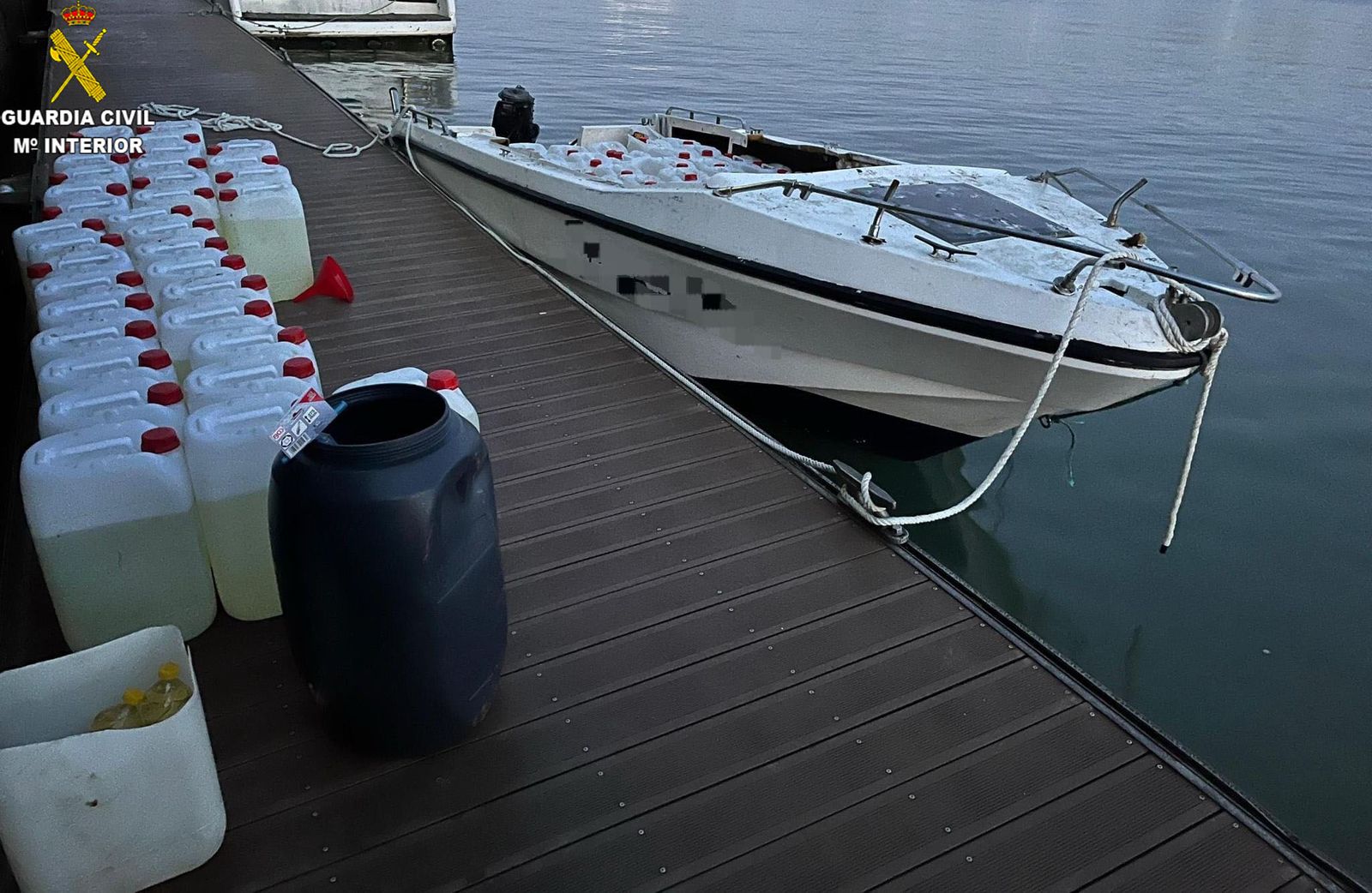 Algunas petacas de gasolina incautadas por la Guardia Civil.