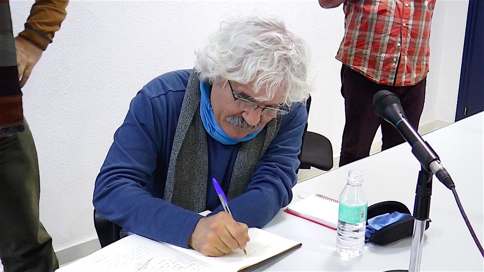 1  y 3. Visitantes  admiran las obras de Velasco en el Vázquez Díaz, una muestra plagada de retratos. 2. El artista catalán firma en el libro de honor del museo.