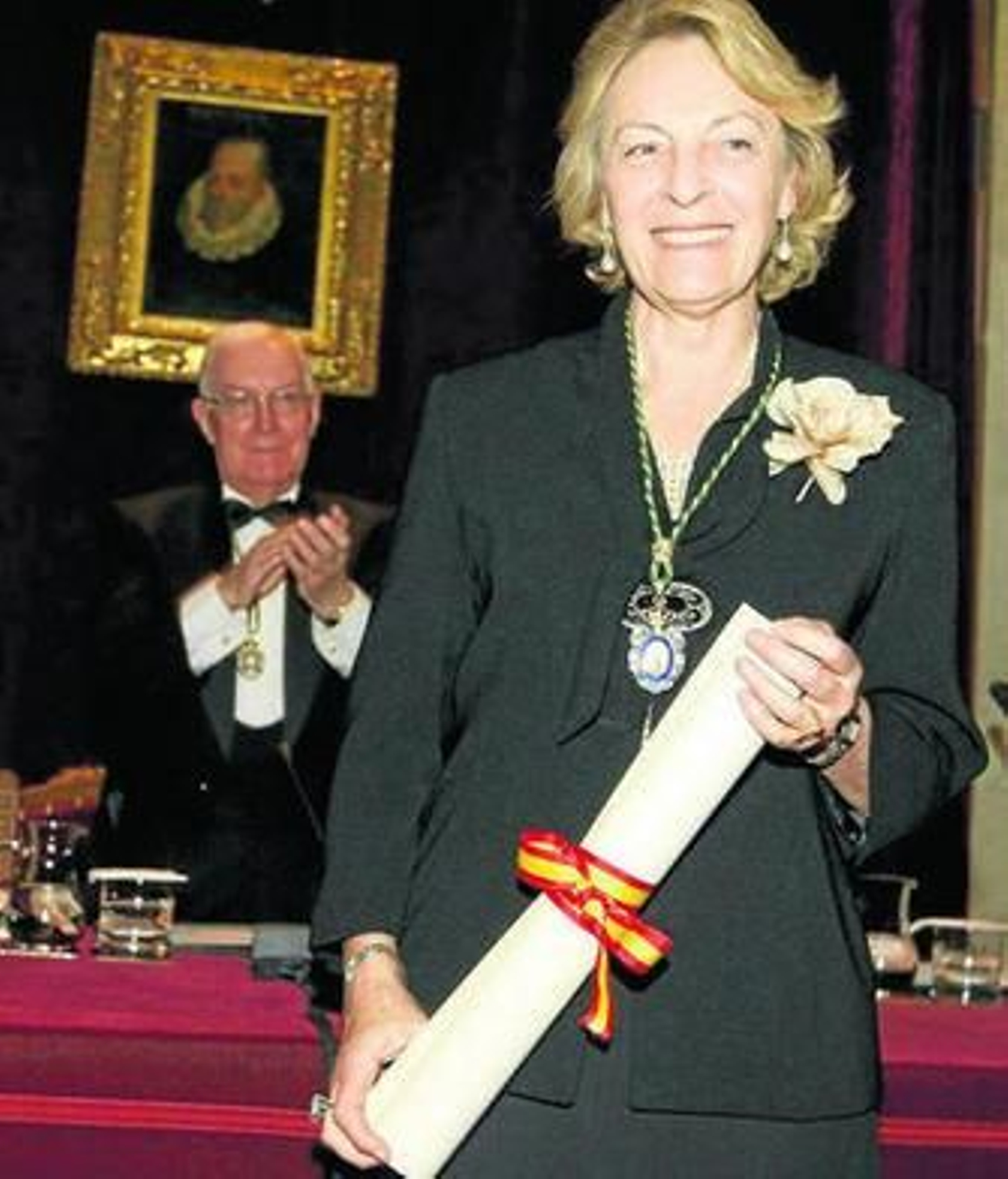 El presidente de la RAE aplaude a Soledad Puértolas.