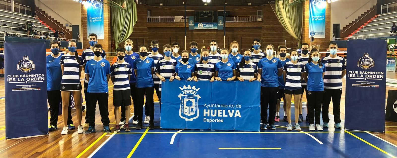 Los dos equipos del CB IES La Orden posan en el polideportivo Andrés Estrada.