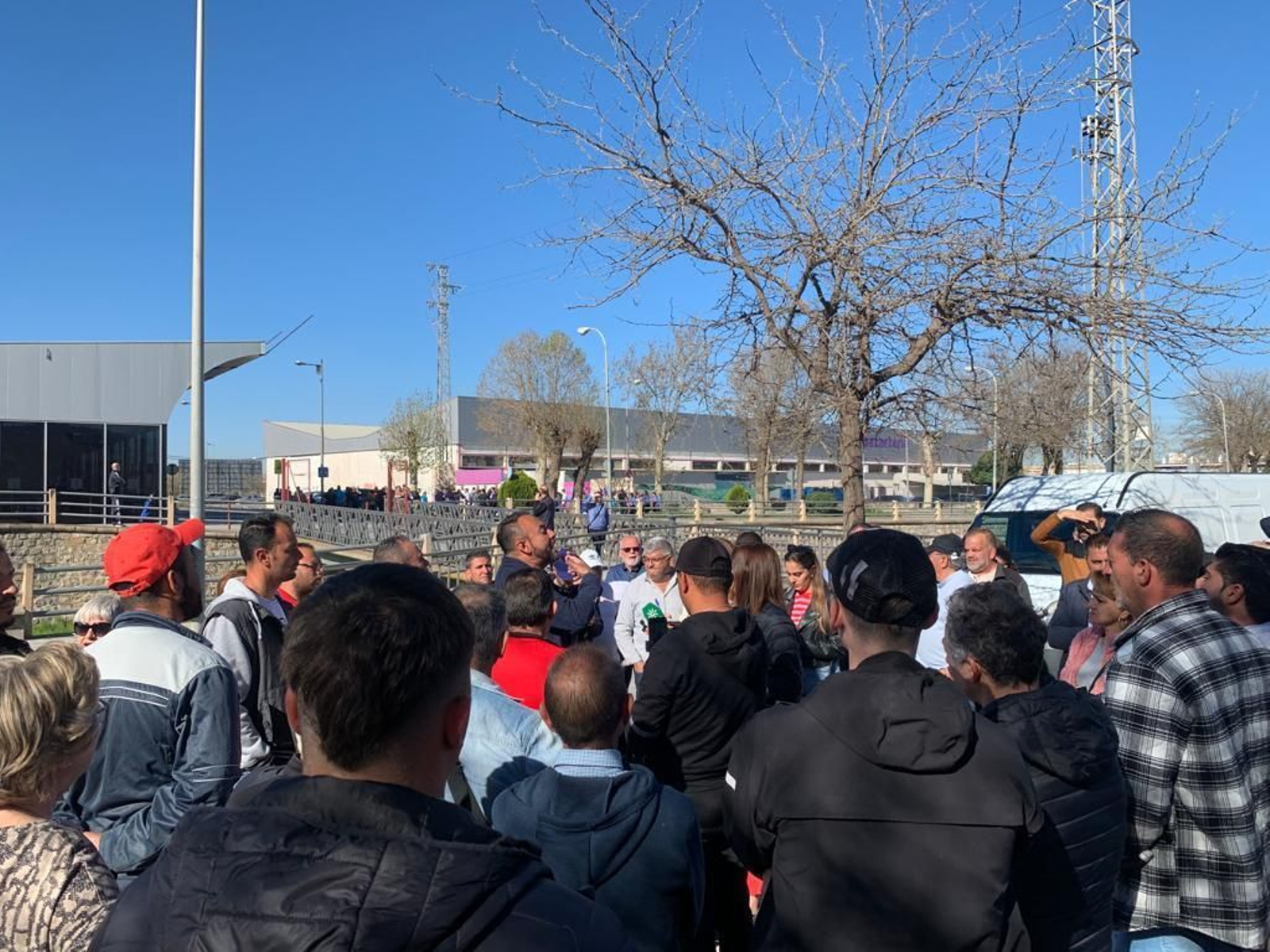 Comerciantes en Baden Powell, donde se instalará el mercadillo cada sábado.