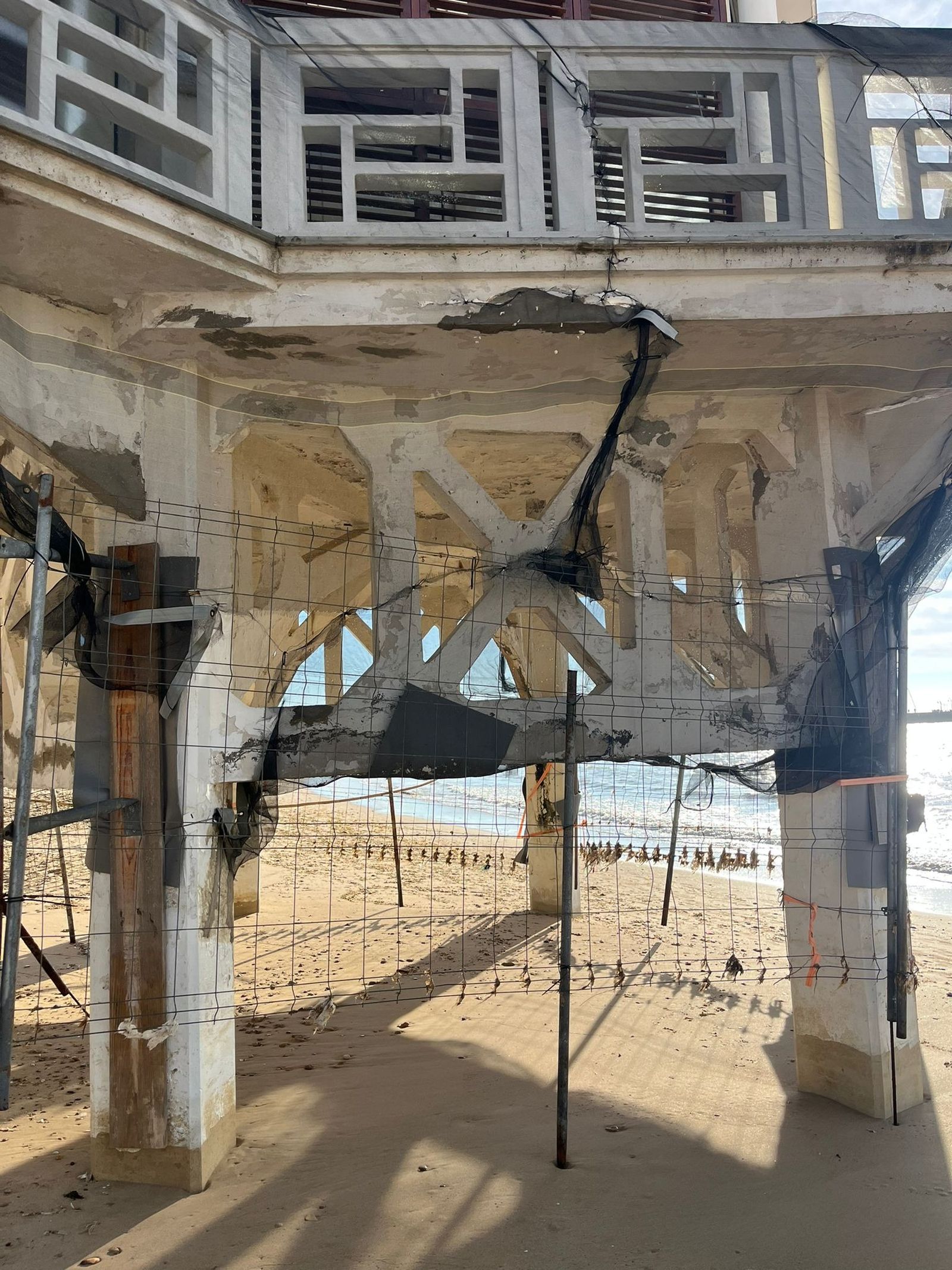 Los bajos del Balneario, gravemente dañados.