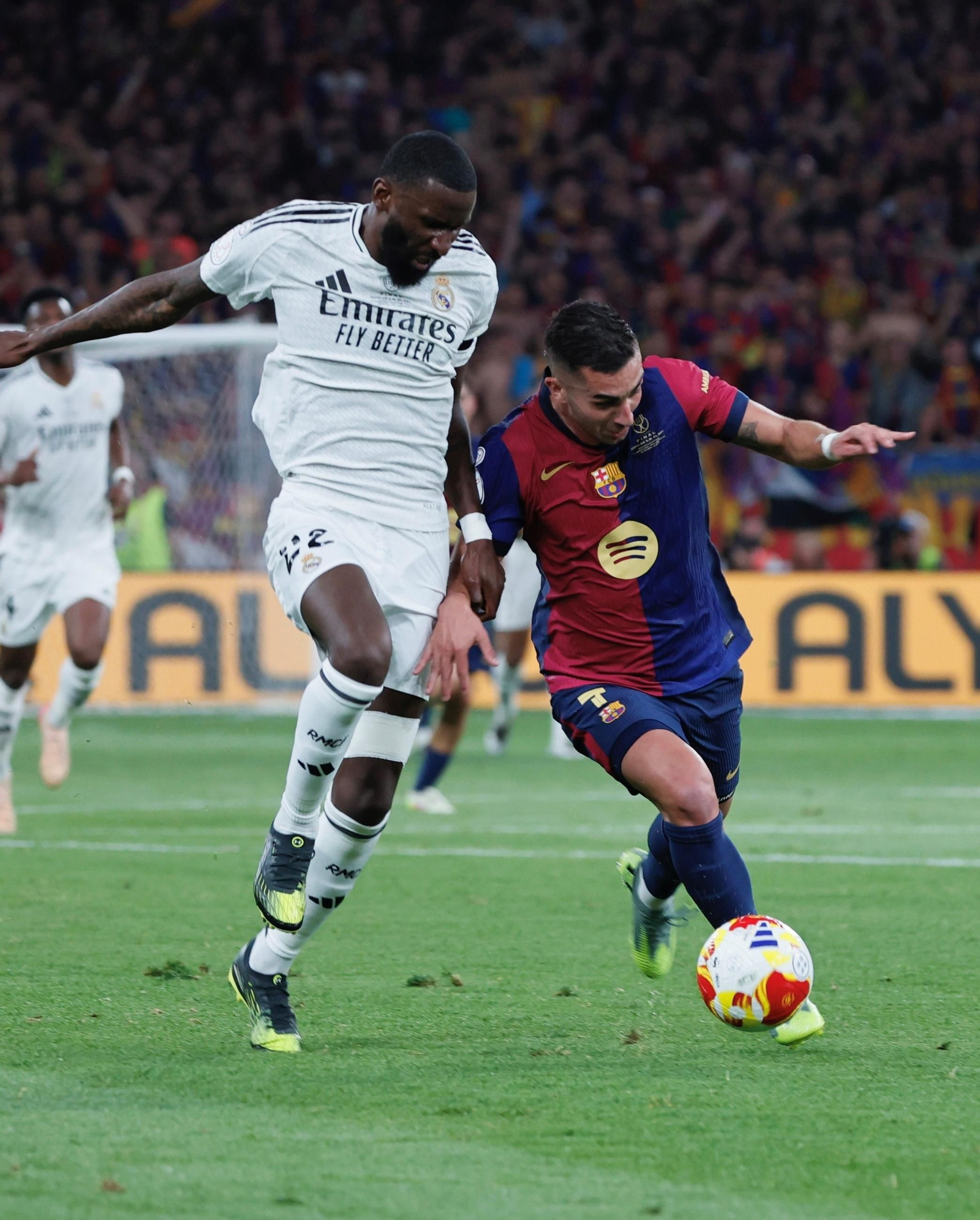 Rüdiger, en un lance del partido con Ferran Torres.