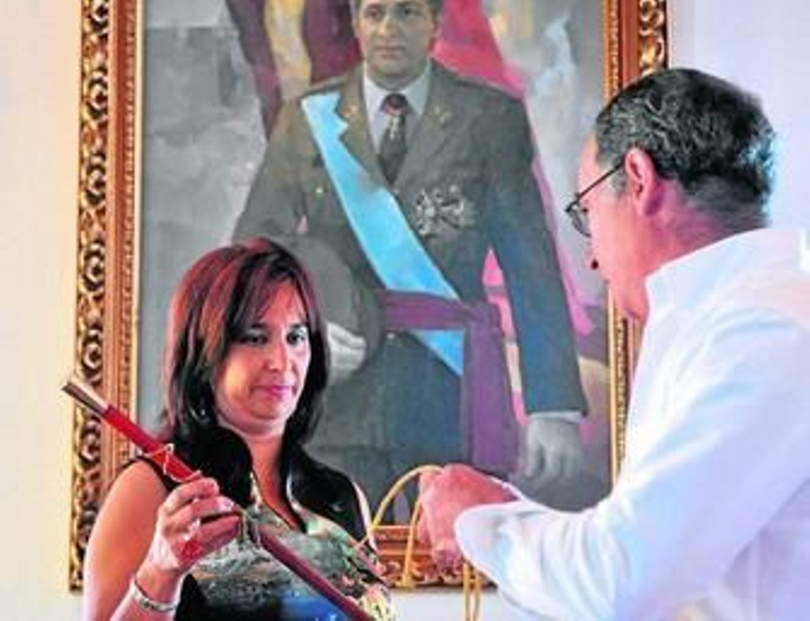 La alcaldesa, Ángeles García, durante su investidura, con el edil del PA.