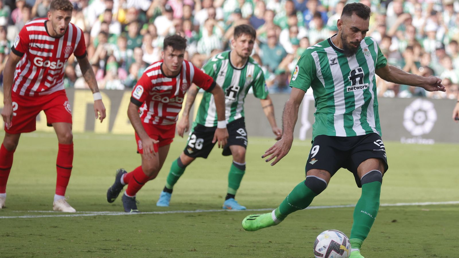 Borja Iglesias transforma el penalti del 1-1.