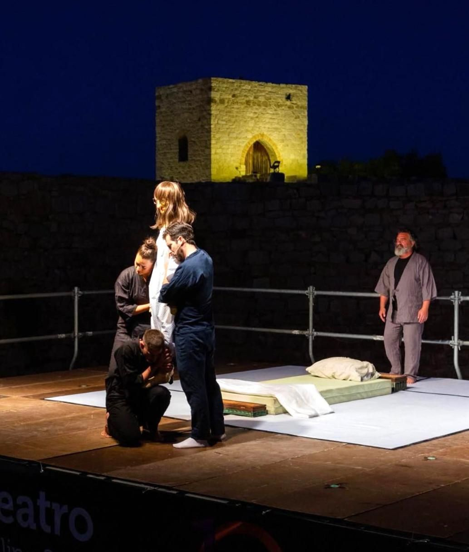 La compañía Lolitario Teatro durante una representación en el Castillo de Santa Catalina de Jaén.