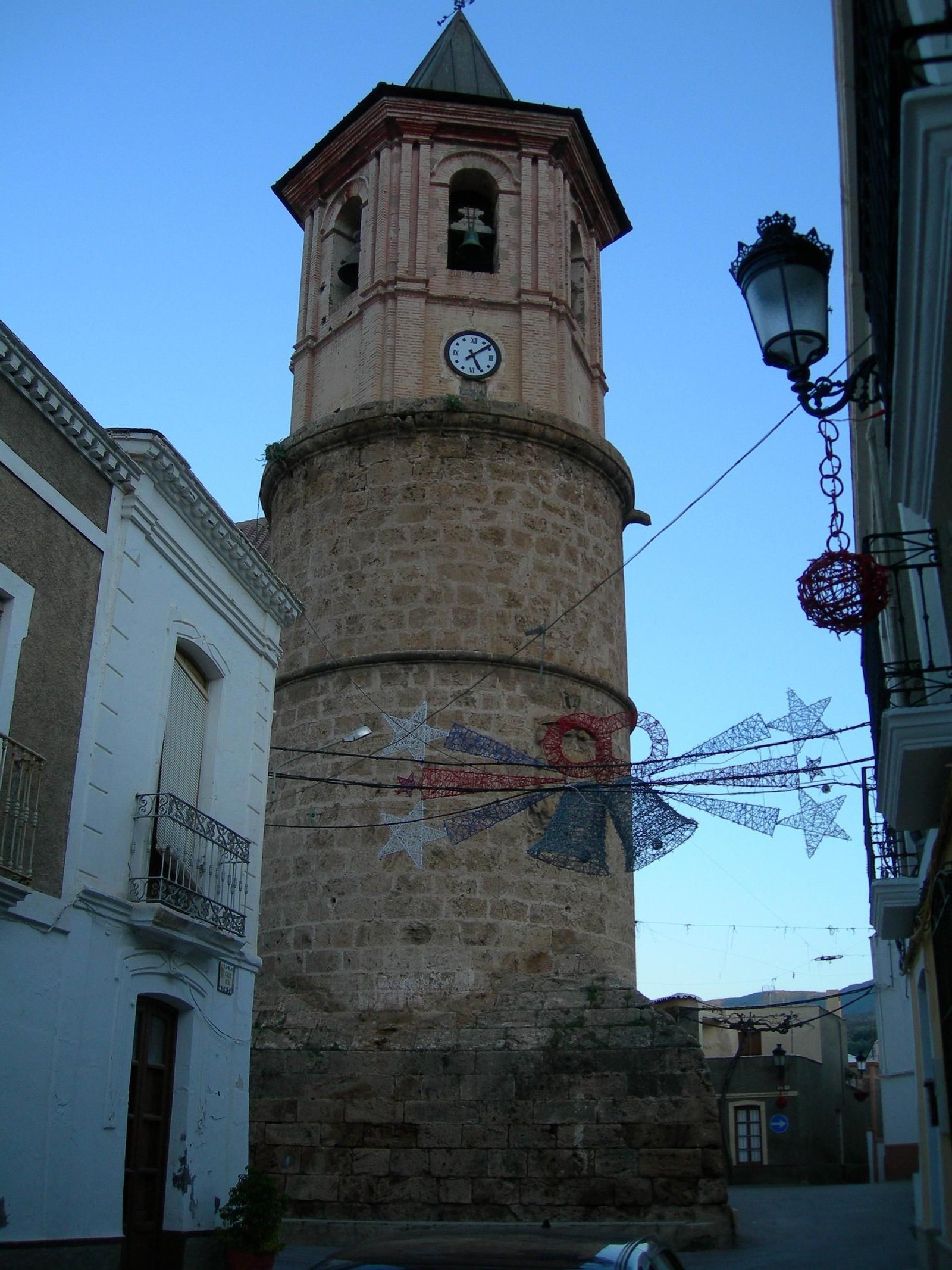 Huecija, en la Taha de Marchena, en la Alpujarra almeriense,  destaca su Iglesia.
