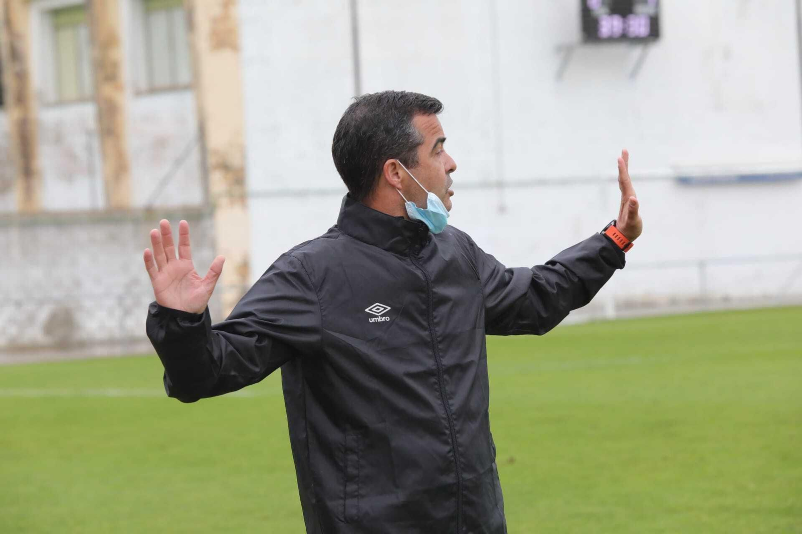 José Pérez Herrera abre los brazos en la  banda de La Juventud.