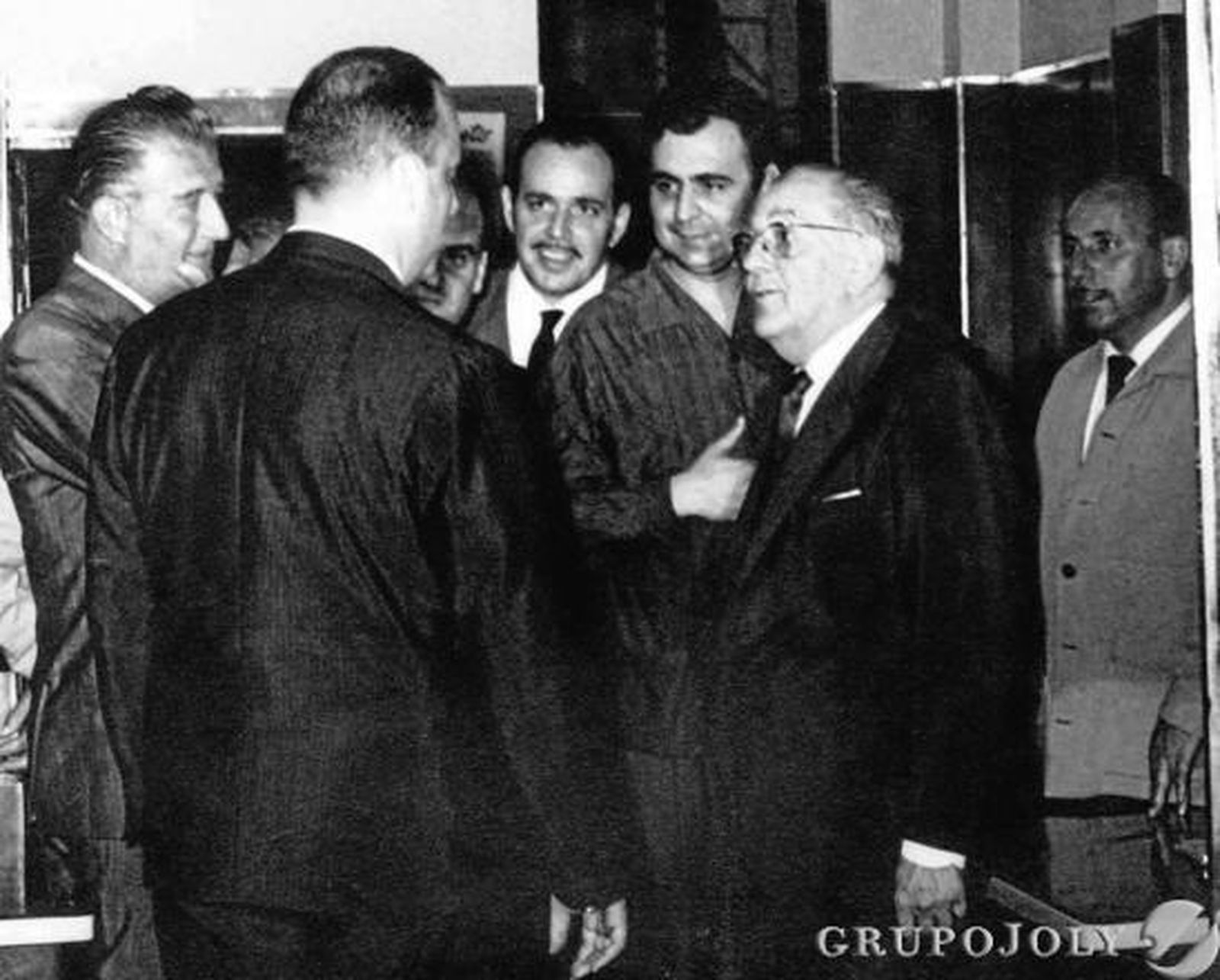 Federico Joly y su hijo conversan con Manuel Fraga y Santiago Guillén Moreno, en presencia de Higinio Sainz.

Foto: Juman